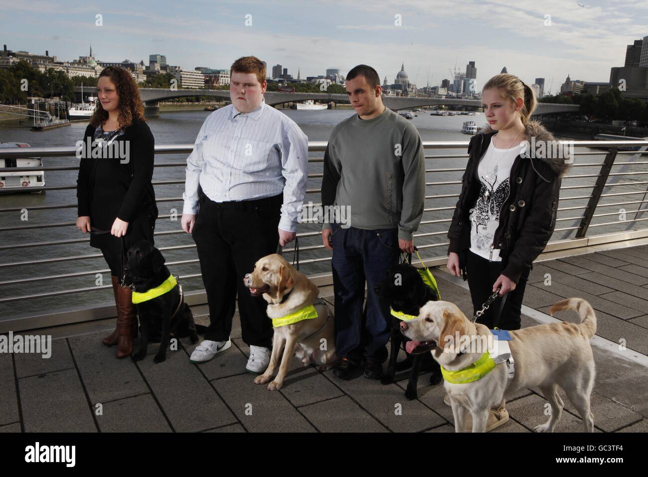 I primi quattro persone al di sotto dei sedici per poter beneficiare di un cane guida nel Regno Unito che sono stati uniti per la prima volta a Londra il Southbank. L-R Andrea Cooper 18 con Cara, Sidney Tamblin 18 con Jamie, Brad Ranson 16 con lancia e Kirsty Meinhardt 15 con Websta. Stampa foto di associazione. Data domenica 04 ottobre 2009. Oltre 18.000 i ciechi e gli ipovedenti giovani sono mancanti sul fondamentale aiutare con la mobilità, indipendenza e competenze per la vita secondo la ricerca da parte dei cani guida. Foto di credito dovrebbe leggere David Parry/ PA Foto Stock