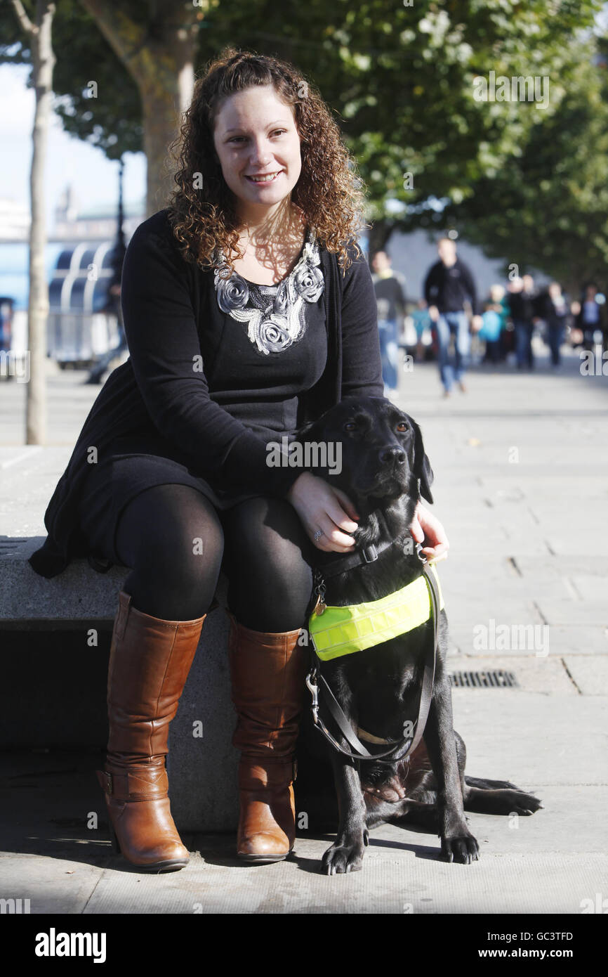 Andrea Cooper, 18 anni, di Coventry con il suo cane guida Cara, una delle prime quattro persone sotto i 17 anni a qualificarsi per un cane guida nel Regno Unito. Foto Stock