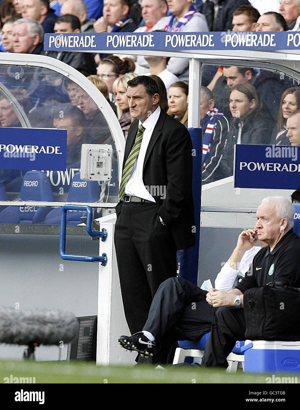 Il manager celtico Tony Mowbray guarda durante la partita della Clydesdale Bank Scottish Premier League a Ibrox, Glasgow. Foto Stock