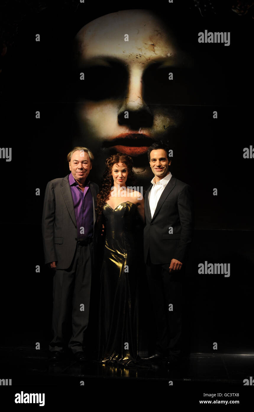 (Da sinistra a destra) Andrew Lloyd Webber, Sierra Boggess che suona Christie e Ramin Karimloo che suona il Fantasma durante una fotocall per il nuovo musical di Lloyd Webber, Love Never Dies, una continuazione del Fantasma dell'Opera, al suo Majesty's Theatre nel centro di Londra. Foto Stock