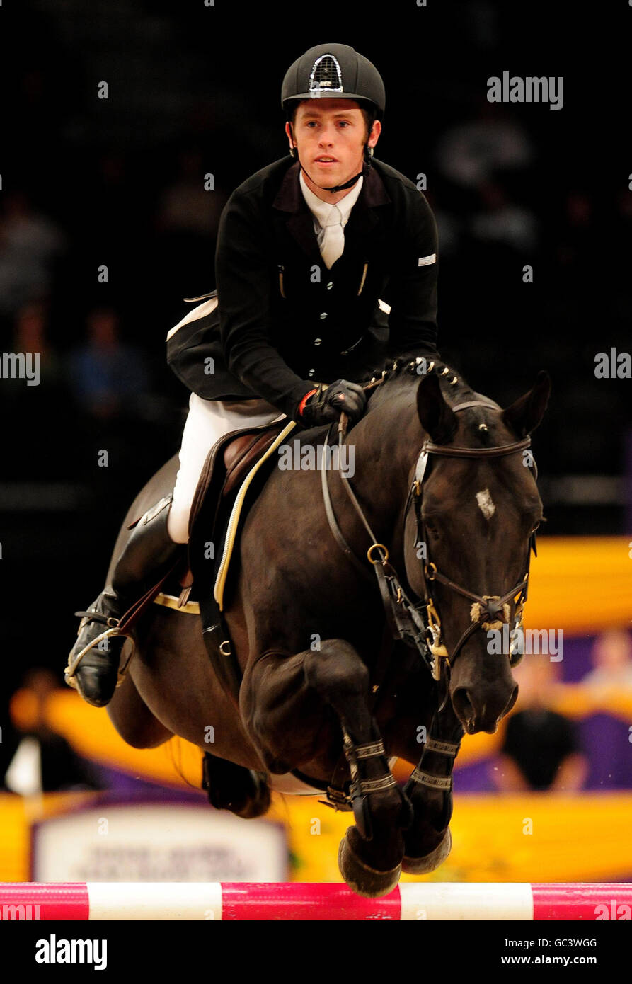 La Gran Bretagna Scott ha fatto la sua parte su Sebastian durante il Grandstand Welcome Stakes durante il Horse of the Year Show 2009 al NEC di Birmingham. Foto Stock