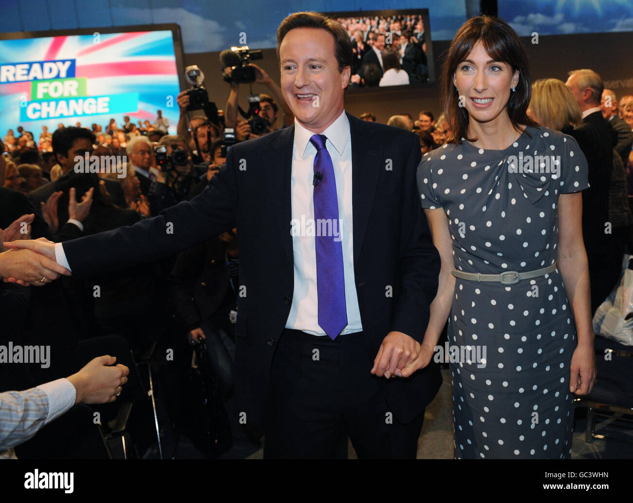 Il leader del Partito conservatore David Cameron si unisce alla moglie Samantha dopo il suo discorso di apertura ai delegati durante la conferenza del Partito conservatore a Manchester. Foto Stock