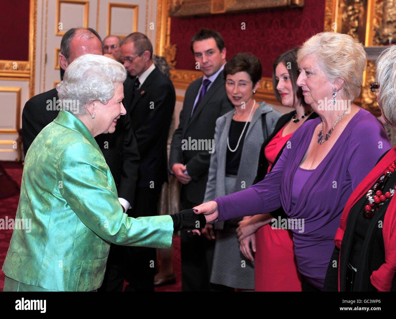 La regina Elisabetta II parla con Eileen Williams, la presidente regionale di Londra e del sud-est, durante, durante un ricevimento in occasione del 50° anniversario della fondazione nazionale di beneficenza della Cruse, a St James's Palace, questa sera. Foto Stock