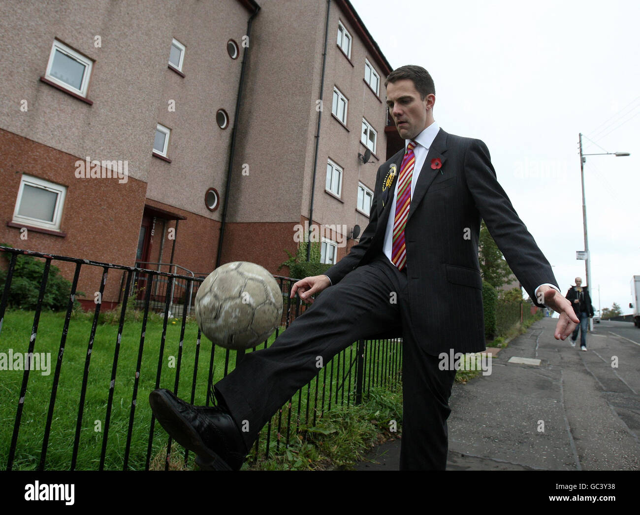 Il candidato alla SNP David Kerr calcia un calcio nelle strade della zona di Milton a Glasgow, mentre aiuta a lanciare la campagna di by-elezione di Glasgow Nord Est. Foto Stock