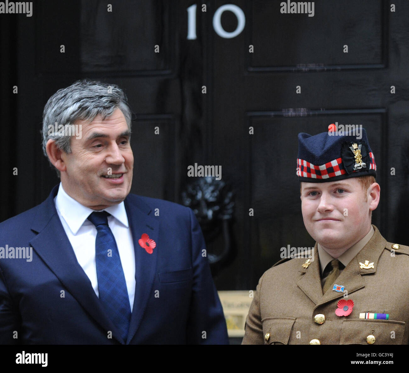 Il primo ministro Gordon Brown si trova fuori 10 Downing Street a Londra oggi con il suo papavero che ha ricevuto dal soldato di Black Watch privato Wayne Hardy per conto di Poppy Scotland. Foto Stock