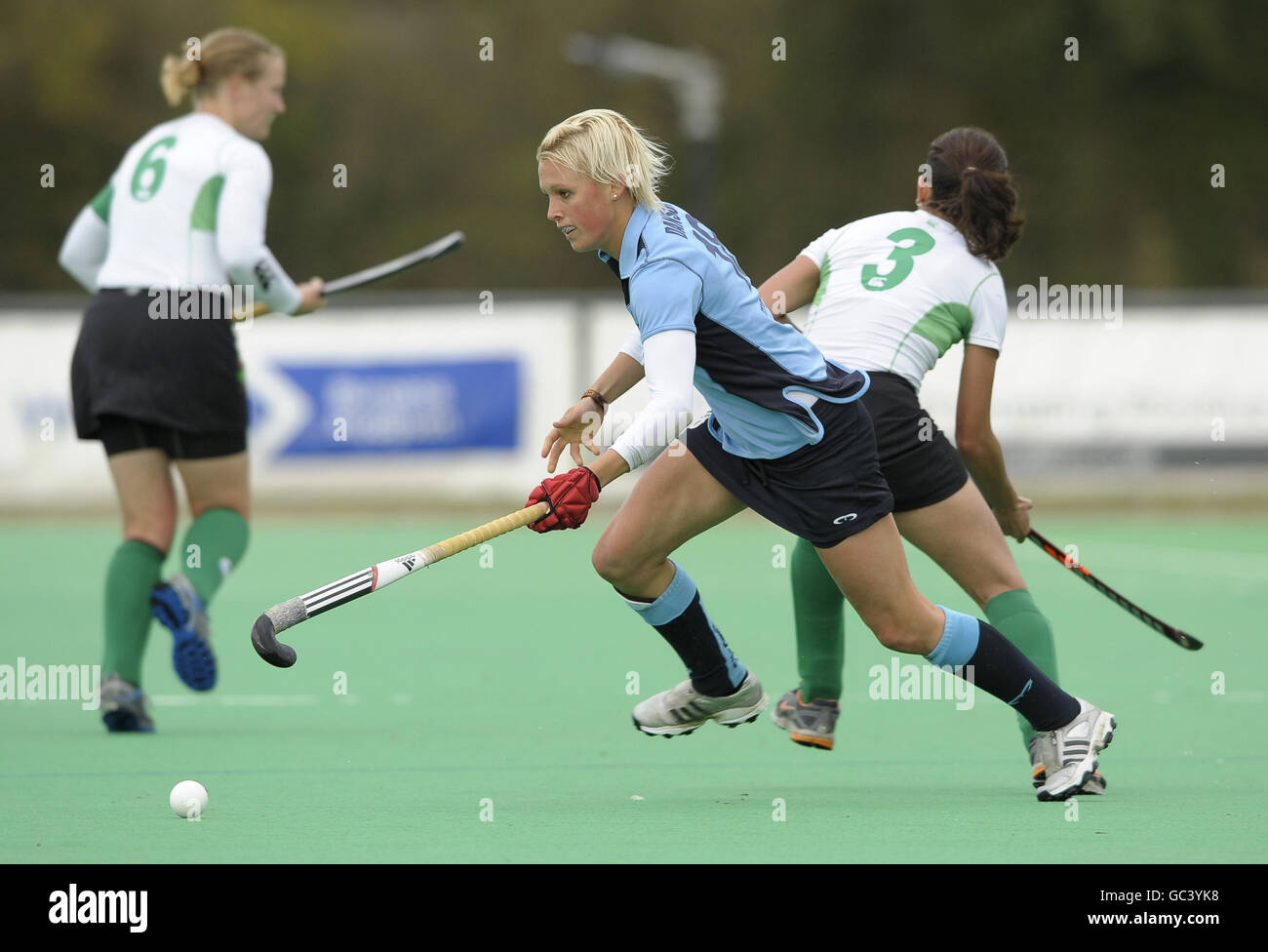 Hockey - Lega Inglese di Hockey - Canterbury / Reading - Polo Farm. Il Reading's Alex Danson passa davanti ai Marissa Alves di Canterbury durante la partita della EHL Premier League alla Polo Farm di Canterbury. Foto Stock