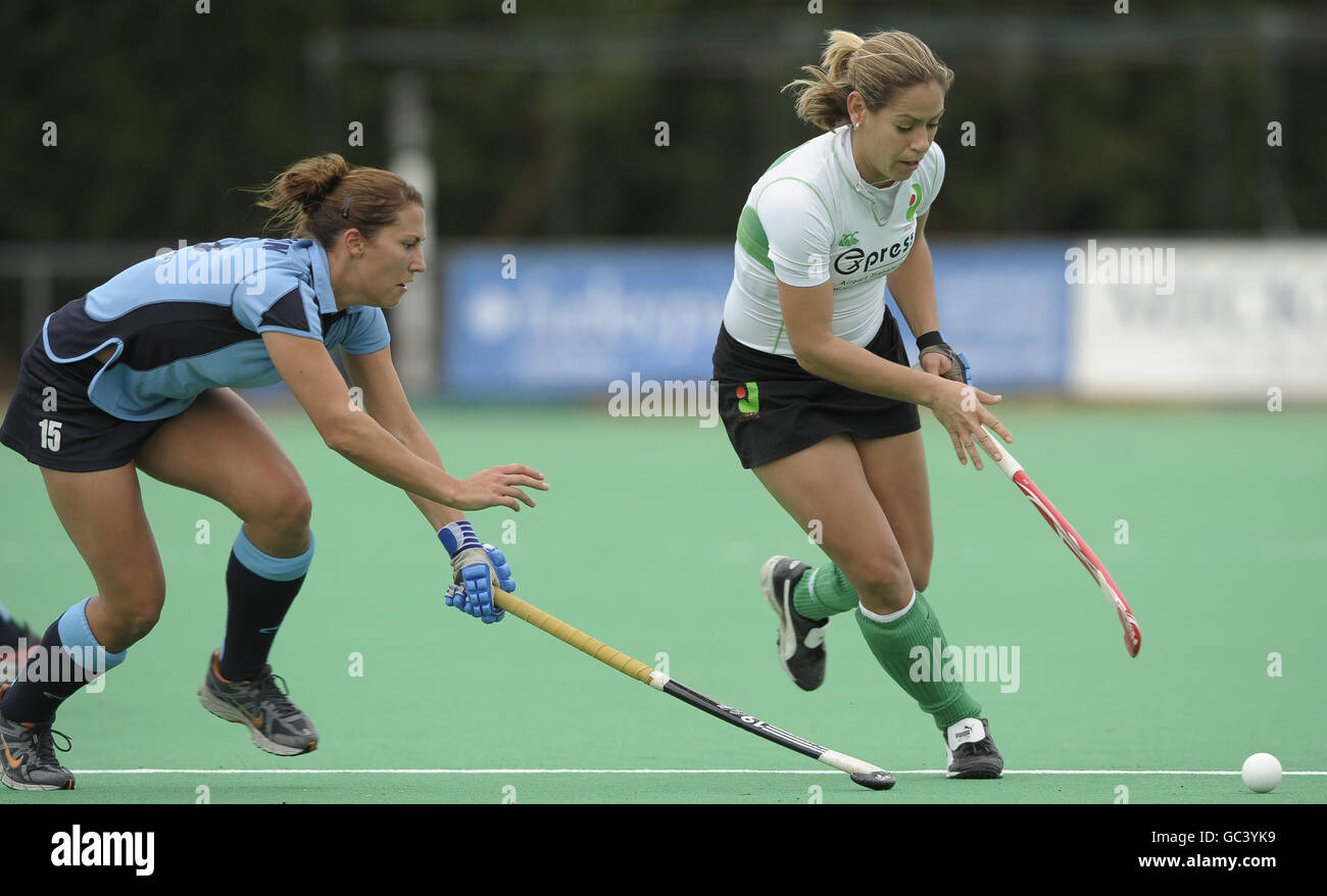 Cathy Gilliat-Smith di Canterbury (a destra) sfida Alice Magerison di Reading durante la partita della EHL Premier League alla Polo Farm di Canterbury. Foto Stock
