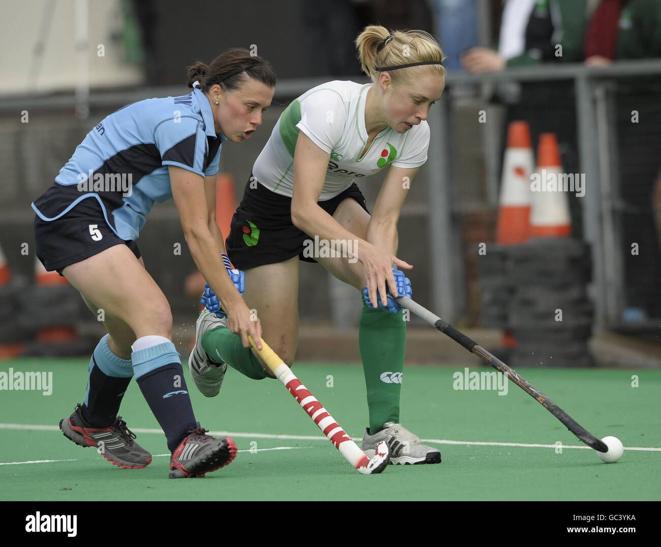 Hockey - Lega Inglese di Hockey - Canterbury / Reading - Polo Farm. Natalie Seymour di Canterbury (a destra) sfida Clare Appleton di Reading durante la partita EHL Premier League alla Polo Farm di Canterbury. Foto Stock