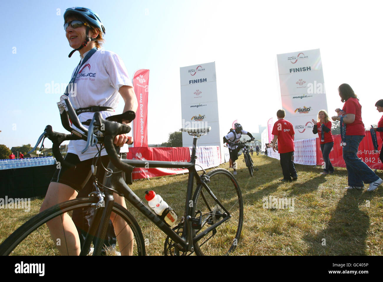 I ciclisti completano il giro in bicicletta benefico dal Palazzo del Principe al Palazzo del Trust. Circa 3,000 persone hanno partecipato al viaggio di 45 miglia da Buckingham Palace a Londra al Castello di Windsor nel Berkshire. Foto Stock