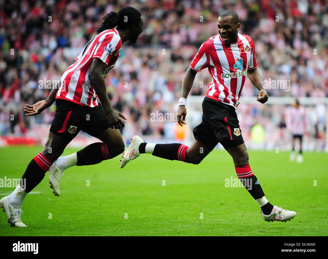 Darren Bent di Sunderland celebra Kenwyne Jones (l) dopo aver segnato il suo quinto gol ai lati durante la partita della Barclays Premier League allo Stadium of Light di Sunderland. Foto Stock