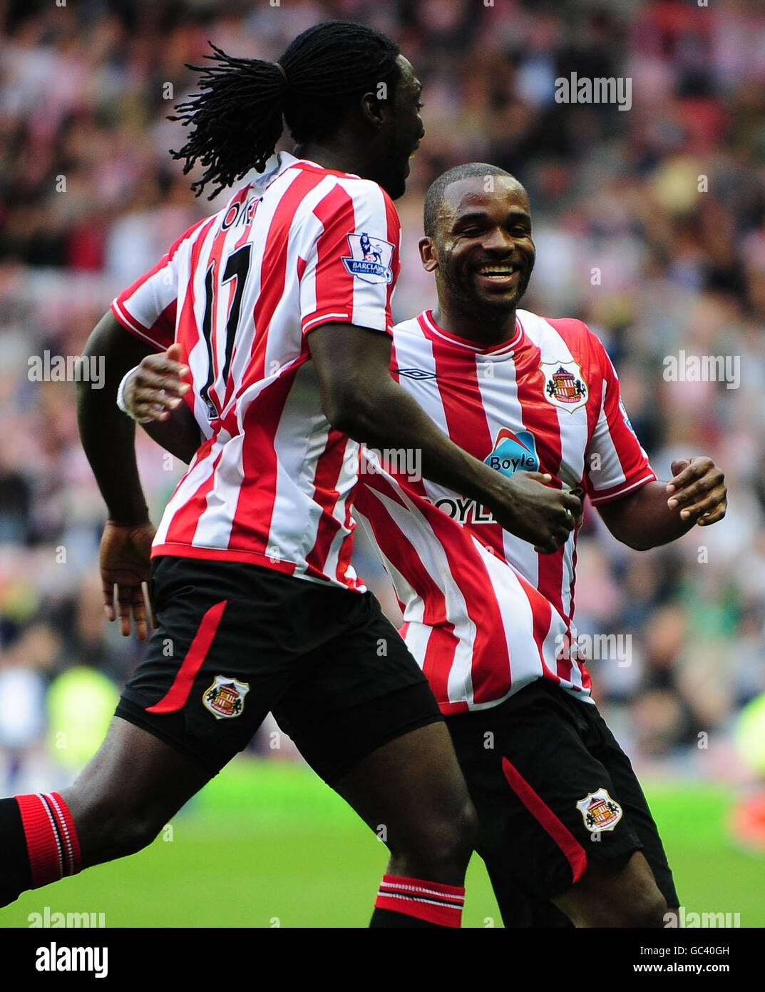 Darren Bent (r) di Sunderland festeggia con Kenwyne Jones dopo aver segnato il suo quinto gol ai lati durante la partita della Barclays Premier League allo Stadium of Light di Sunderland. Foto Stock