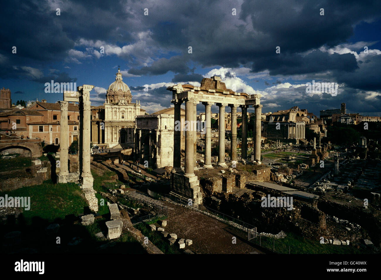 Roma. L'Italia. Il Foro Romano. Primo piano L-R, il Tempio di Vespasiano, la Chiesa dei Santi Luca e Martina, Arco di Foto Stock