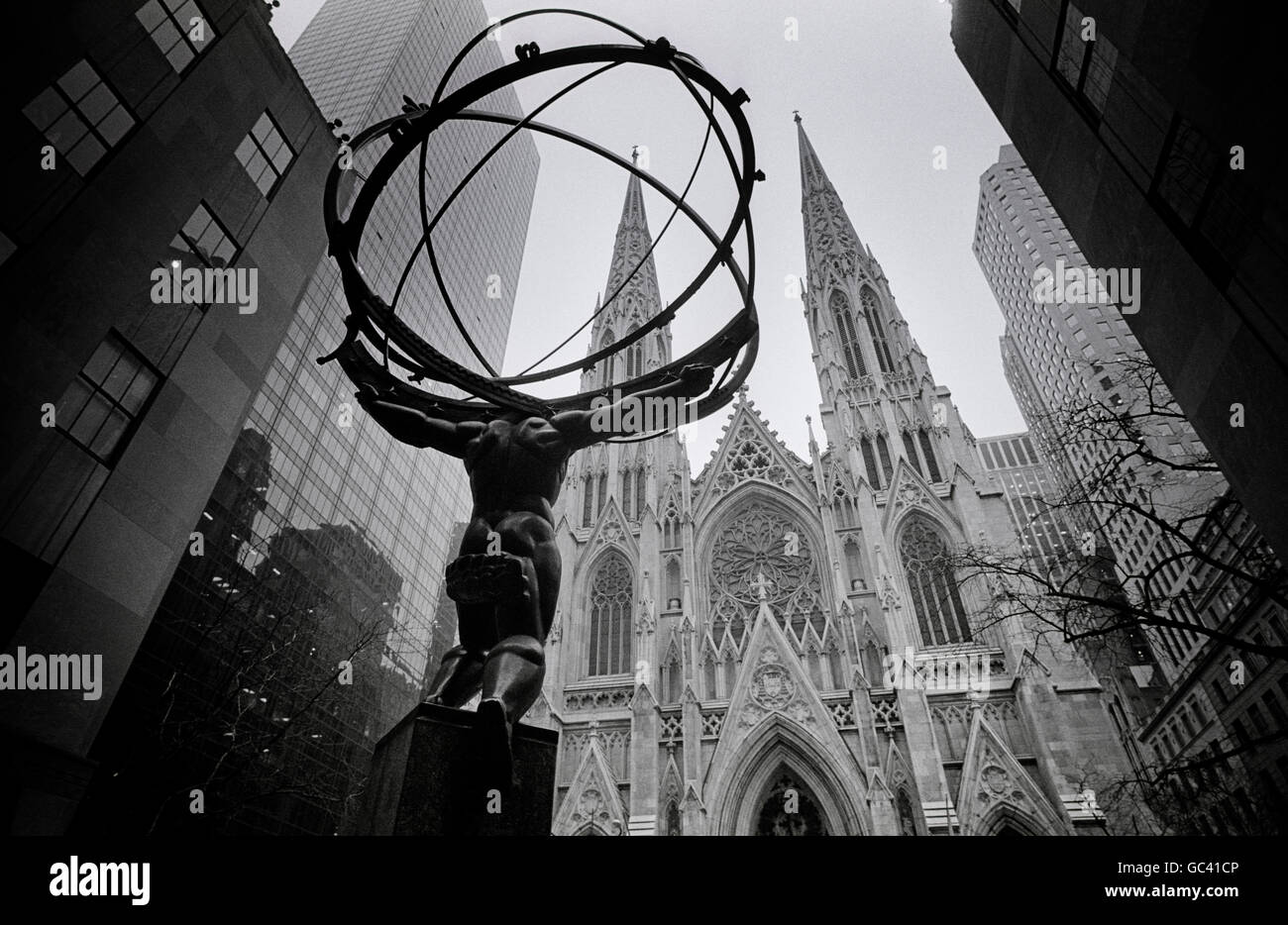 Manhattan, New York, Stati Uniti d'America. L'Atlas statua al di fuori del Rockefeller Center. Atlas porta il mondo sulle sue spalle da Lee Lawrie & René Chambellan Foto Stock
