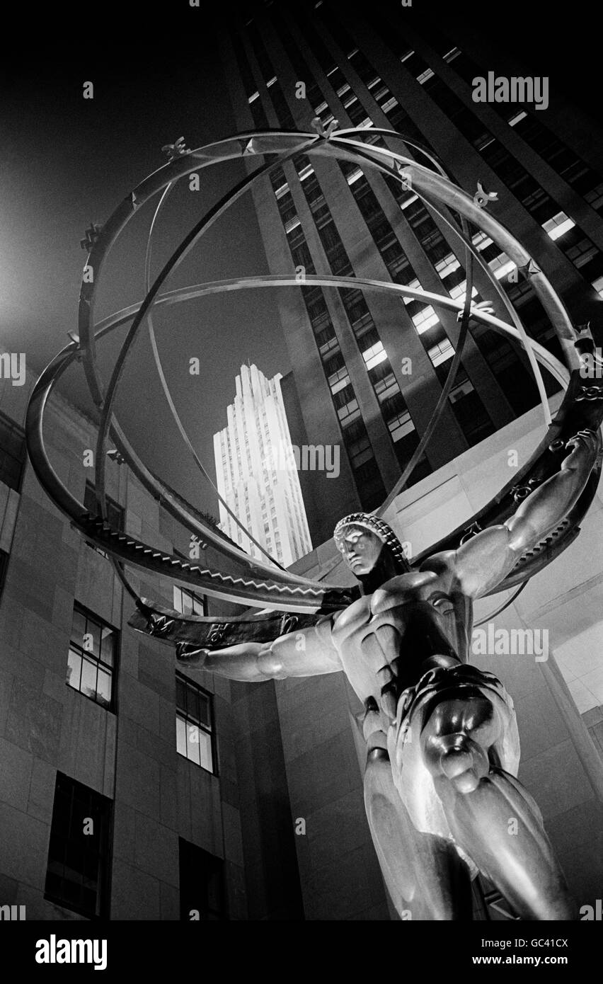 Manhattan, New York, Stati Uniti d'America. L'Atlas statua al di fuori del Rockefeller Center. Atlas porta il mondo sulle sue spalle da Lee Lawrie & René Chambellan Foto Stock