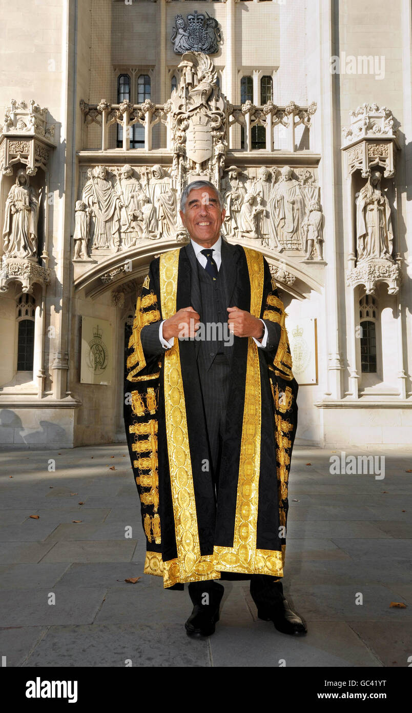 Presidente della Corte Suprema Lord Phillips, indossando abiti cerimoniali, fuori dal nuovo edificio della Corte Suprema in Piazza del Parlamento, Londra, dopo essere stato giurato. Foto Stock