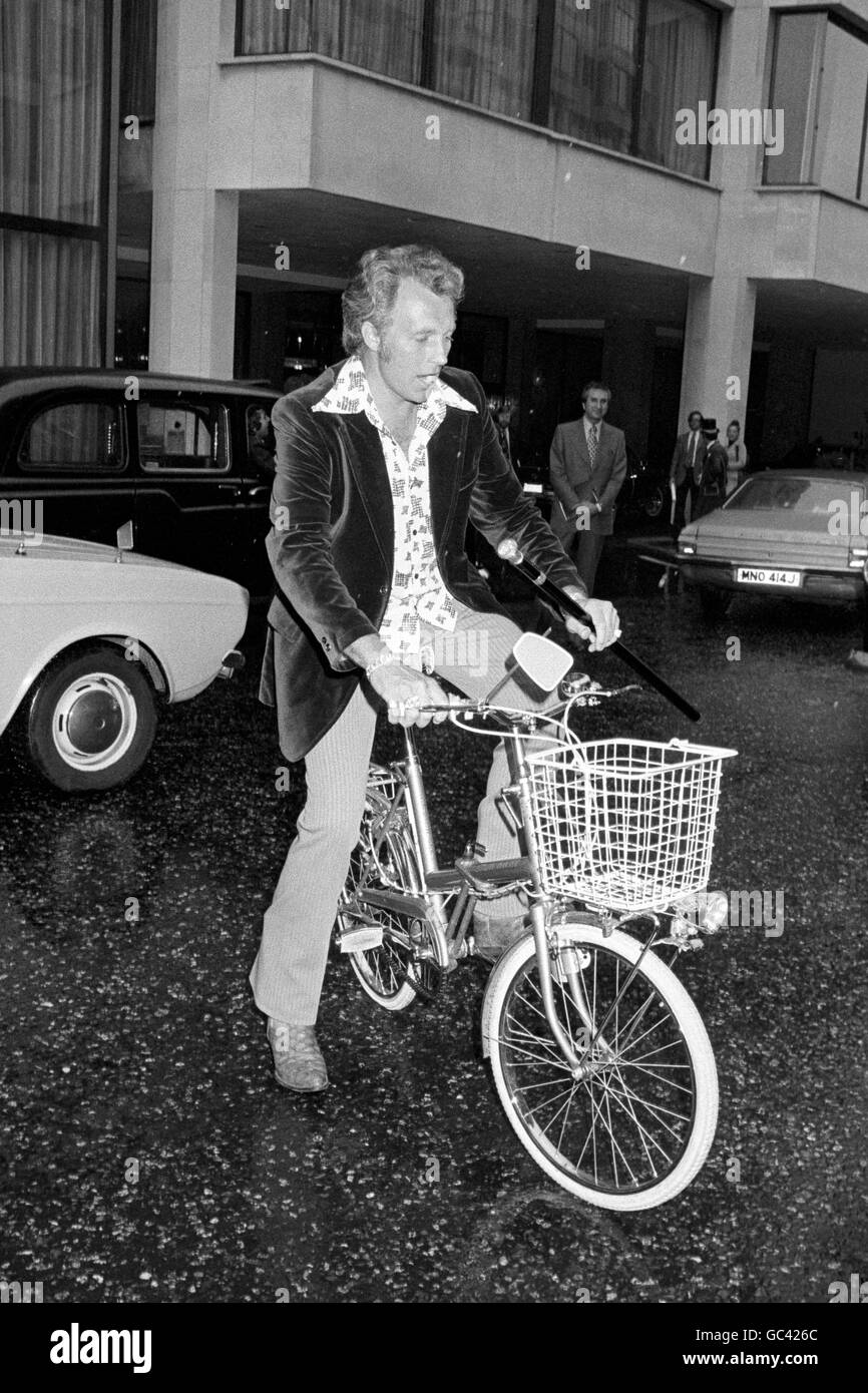 Moto Stunt Riding - Evel Knievel - Londra. Evel Knievel, il stuntman americano, in bicicletta dopo una conferenza stampa sul suo arrivo a Londra per promuovere il suo primo tour britannico. Foto Stock