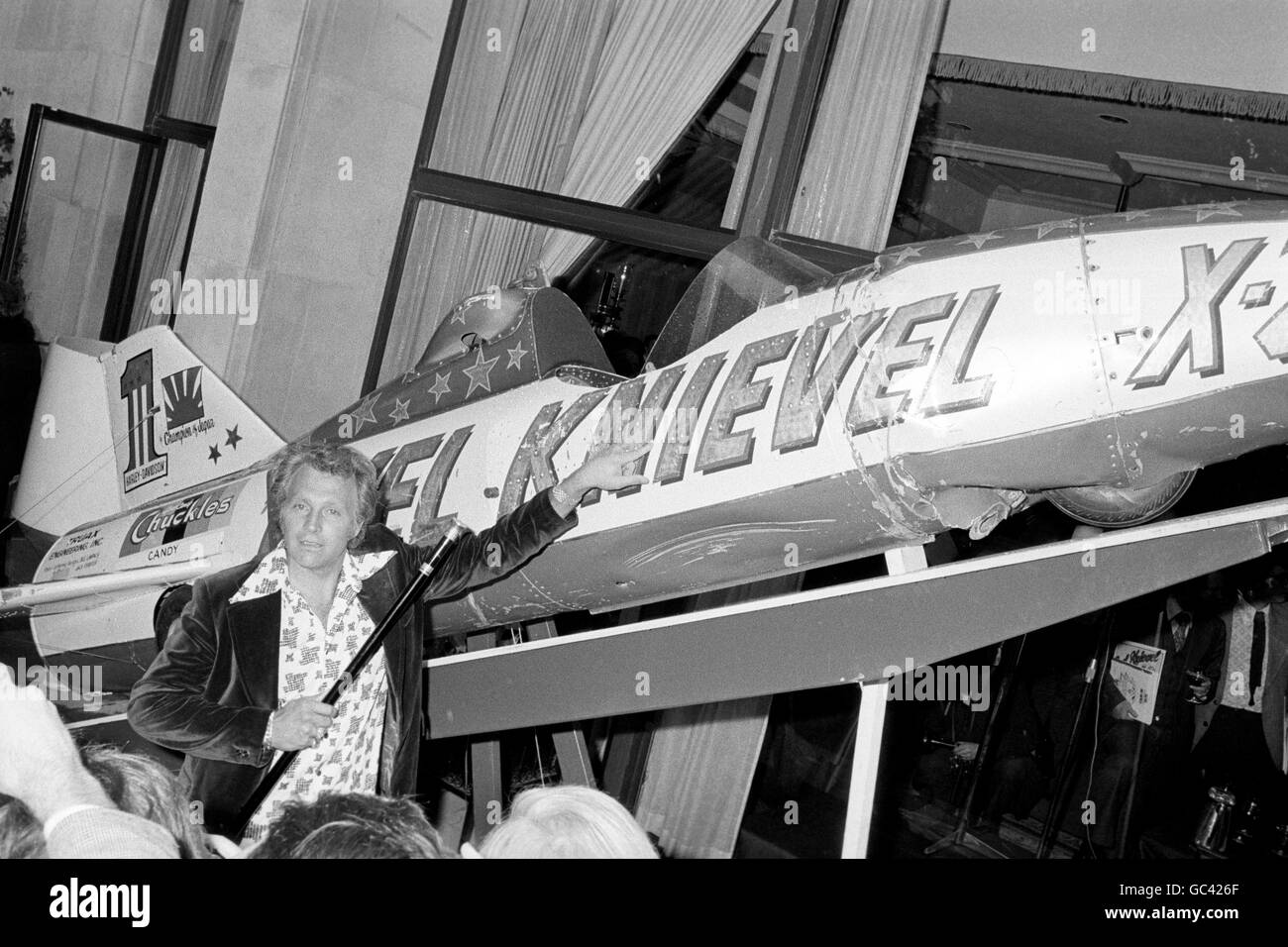 Evel Knievel, il stuntman americano, con il suo X-2 Skycycle, in una conferenza stampa sul suo arrivo a Londra per promuovere il suo primo tour britannico. Foto Stock