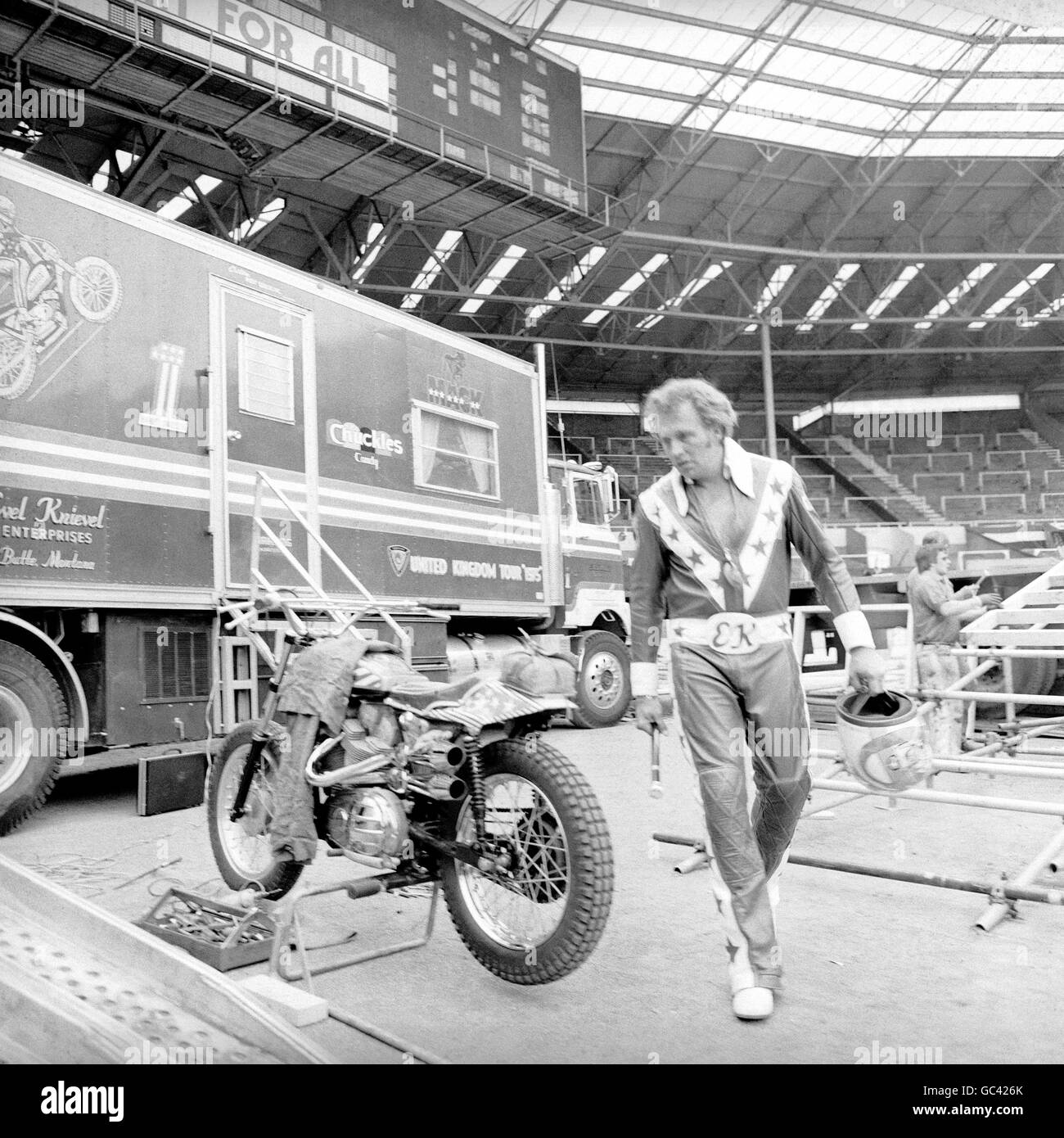 Il pilota stunt Evel Knievel controlla la sua moto Harley Davidson, prima di tentare di saltare oltre 13 autobus a due piani allo stadio di Wembley. Foto Stock