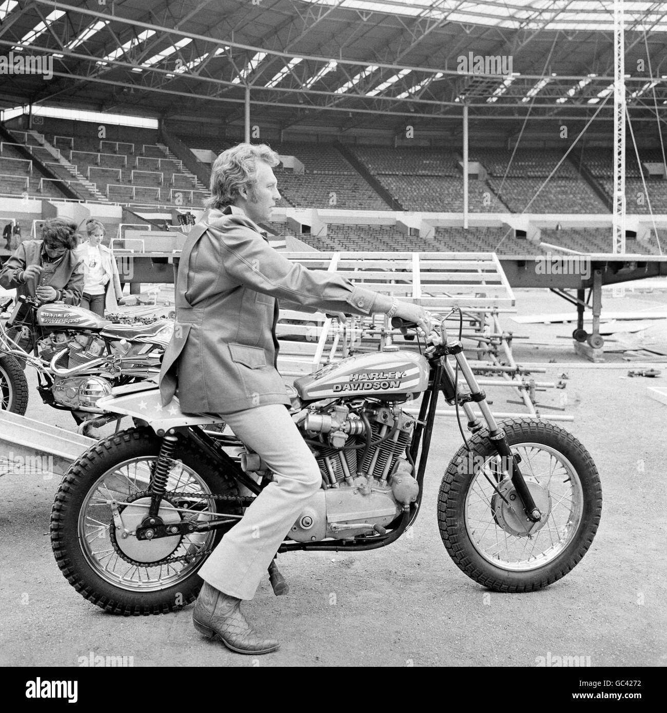 Il pilota stunt Evel Knievel si allenava con la sua moto Harley Davidson, prima di tentare di saltare oltre 13 autobus a due piani al Wembley Stadium. Foto Stock