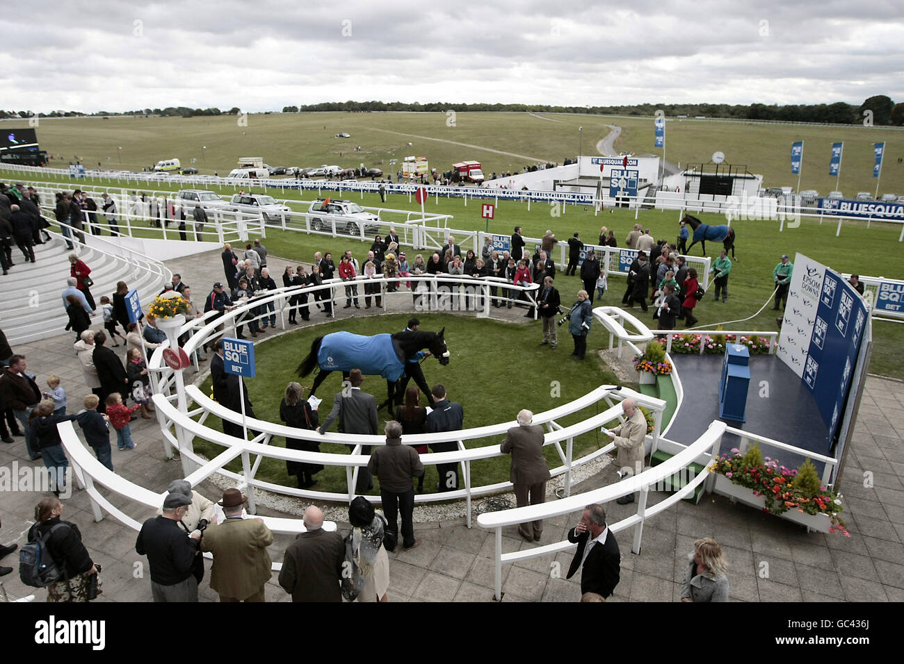 Zeitoper è sfilato intorno al recinto dei vincitori dopo aver vinto il Blue Square garantito SP Condizioni Stakes Foto Stock