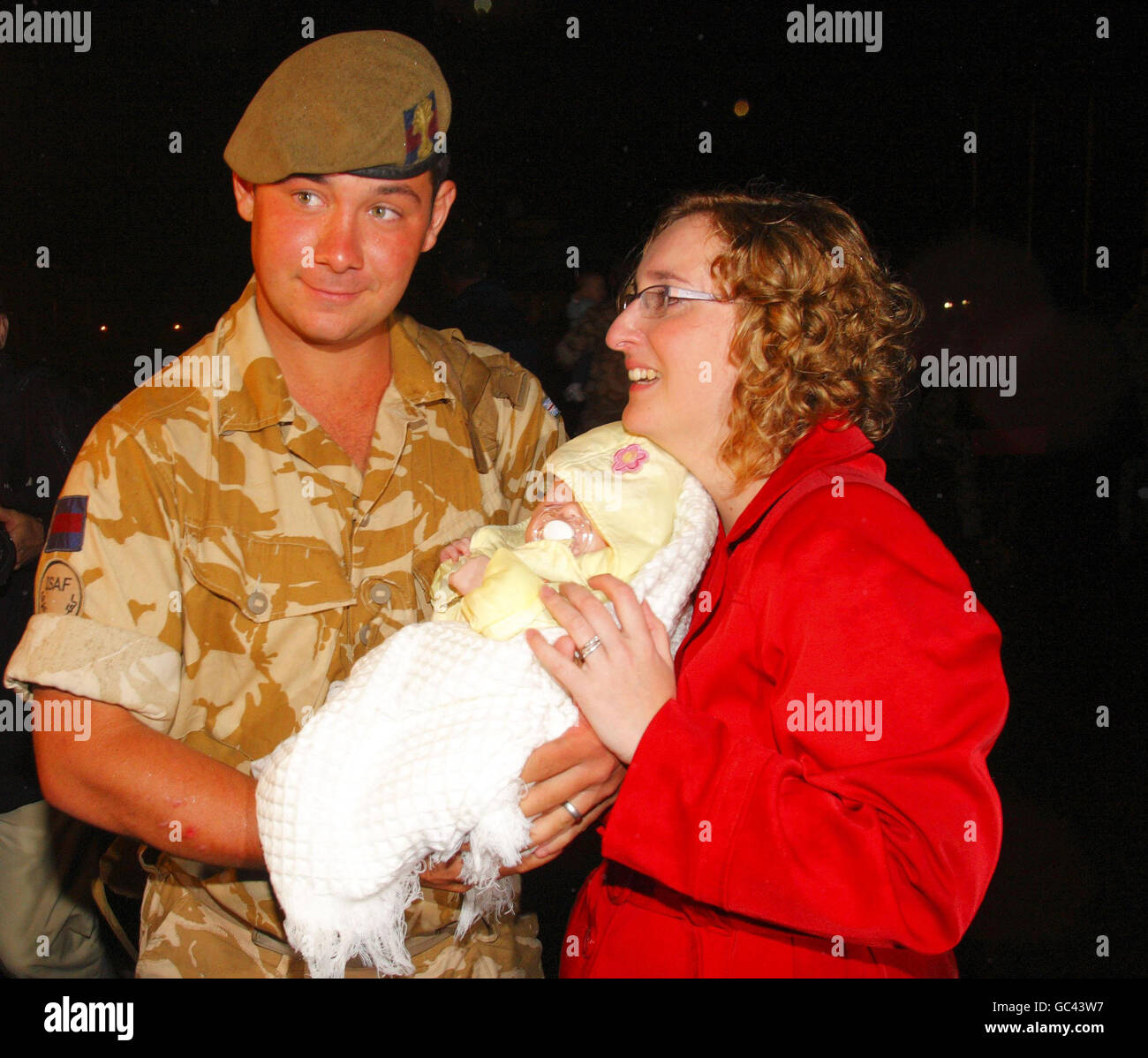 Il guardistman Christopher Davies è riunito con la sua figlia di nove settimane Emily May e la moglie Jemma al suo ritorno a Lille Barracks ad Aldershot, Hants. Foto Stock