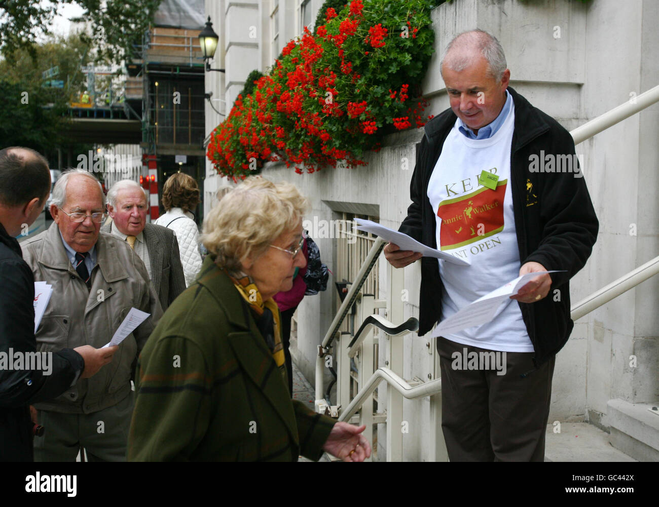 Bill Anderson (a destra), un operaio di Diageo di Port Dundas, Glasgow, si unisce ad altri lavoratori e sostenitori di Diageo del sindacato Unite, per consegnare lettere agli azionisti che frequentano l'AGM di Diageo nel centro di Londra. Foto Stock