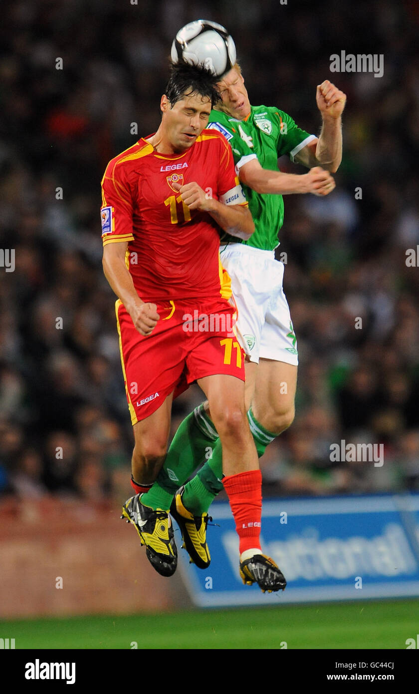 Calcio - Coppa del mondo FIFA 2010 - turno di qualificazione - Gruppo otto - Repubblica d'Irlanda / Montenegro - Croke Park. Paul McShane della Repubblica d'Irlanda e Branko Boskovic del Montenegro Foto Stock