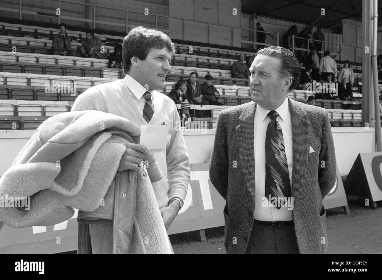 Il direttore della Scozia Jock Stein (r) parla con John Toshack (l), il responsabile della città di Swansea, prima della partita della Scozia contro il Galles. Foto Stock