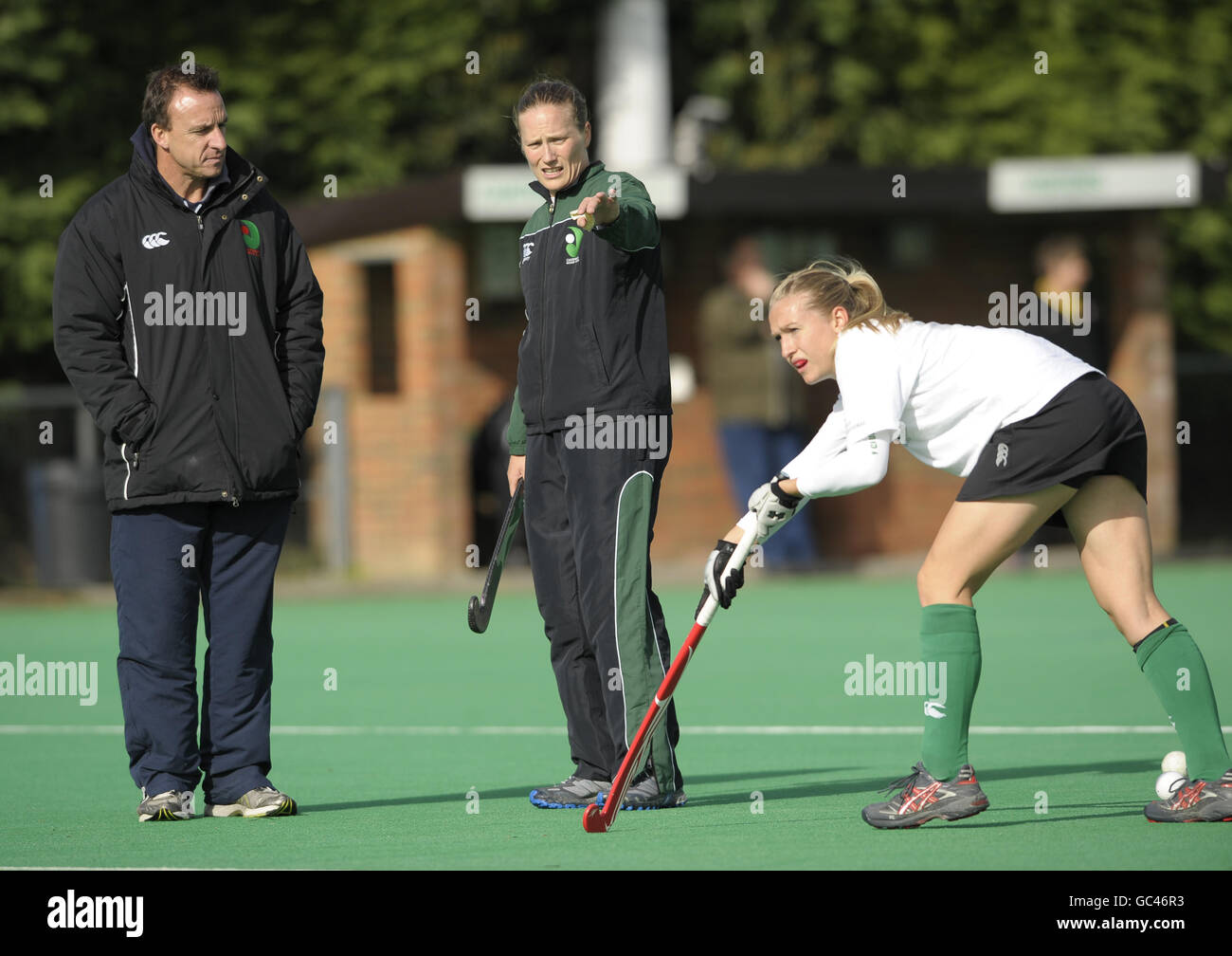 Hockey - Lega Inglese di Hockey - Lega Donna Premier - Canterbury / Reading - Polo Farm. L'allenatore di Canterbury Ian Jennings (a sinistra) parla con Mel Clewlow durante la partita della EHL Premier League alla Polo Farm di Canterbury, Kent. Foto Stock