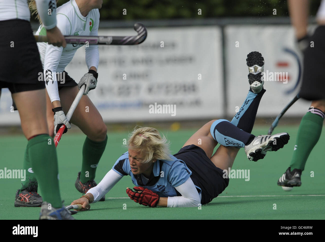 Alex Danson di Reading si schianta a terra dopo una sfida durante la loro partita della EHL Premier League a Polo Farm, Canterbury, Kent, 17 ottobre 2009. Foto Stock