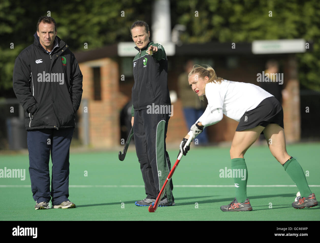 Hockey - Lega Inglese di Hockey - Lega Donna Premier - Canterbury / Reading - Polo Farm. L'allenatore di Canterbury Ian Jennings (a sinistra) parla con Mel Clewlow (a destra) durante la partita della EHL Premier League presso Polo Farm di Canterbury, Kent. Foto Stock