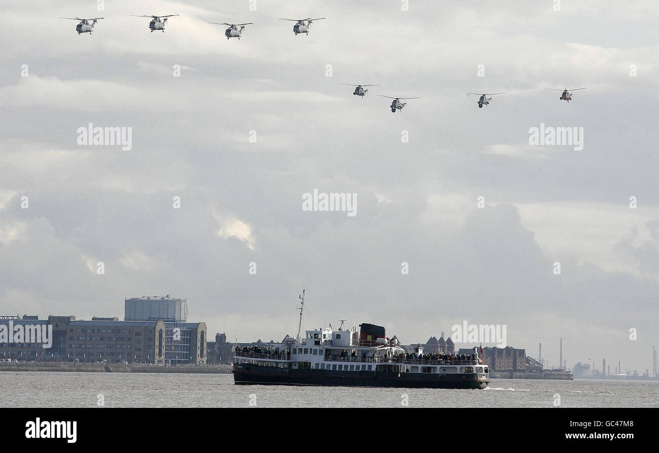 Oltre 40 aeromobili effettuano un sorvolo lungo il fiume Mersey, dove HMS Illustrious è attraccato a Liverpool, Merseyside. Festeggiano i 100 anni dell'aviazione navale. Foto Stock
