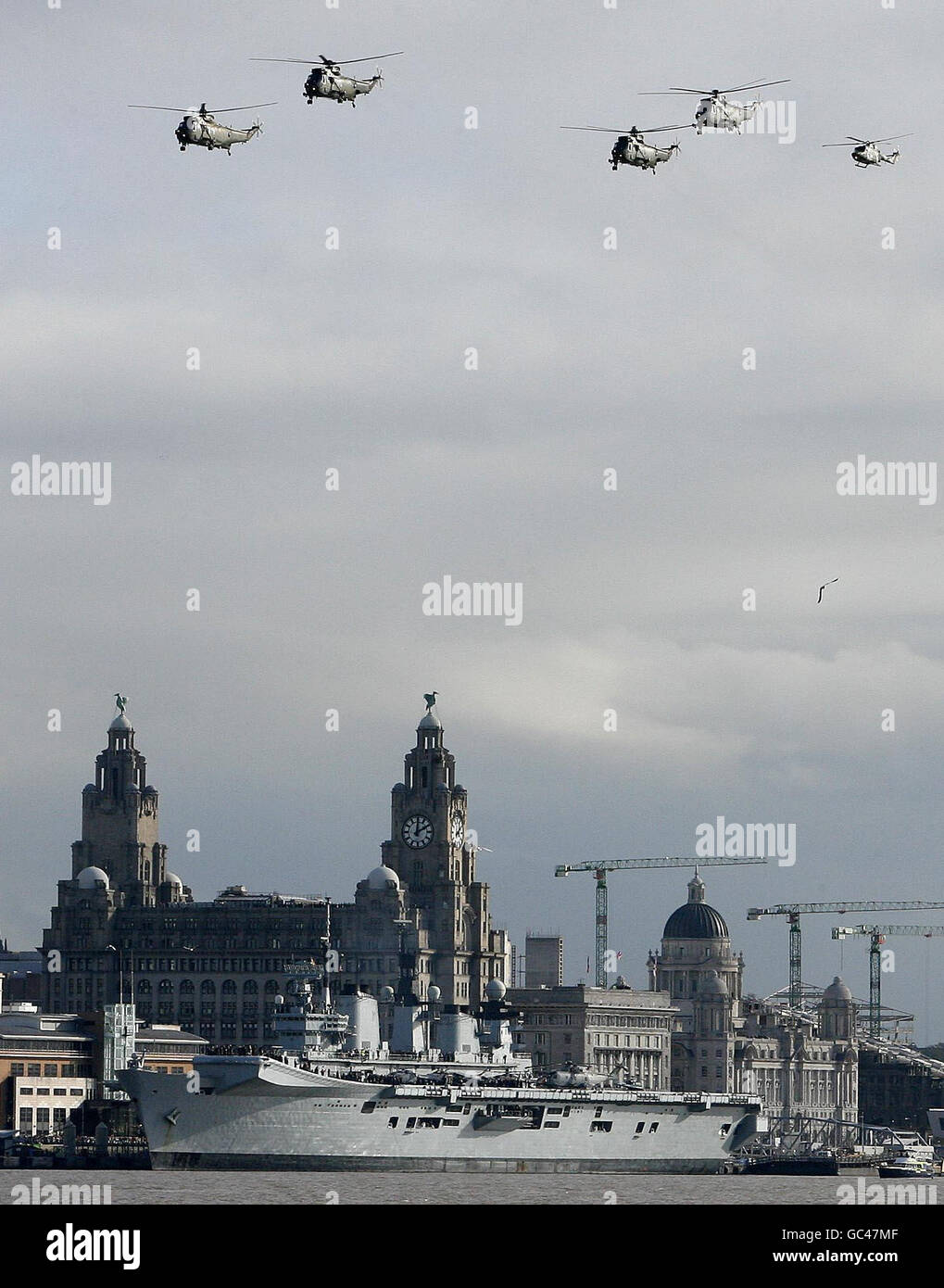 Oltre 40 aeromobili effettuano un sorvolo lungo il fiume Mersey, dove HMS Illustrious è attraccato a Liverpool, Merseyside. Festeggiano i 100 anni dell'aviazione navale. Foto Stock