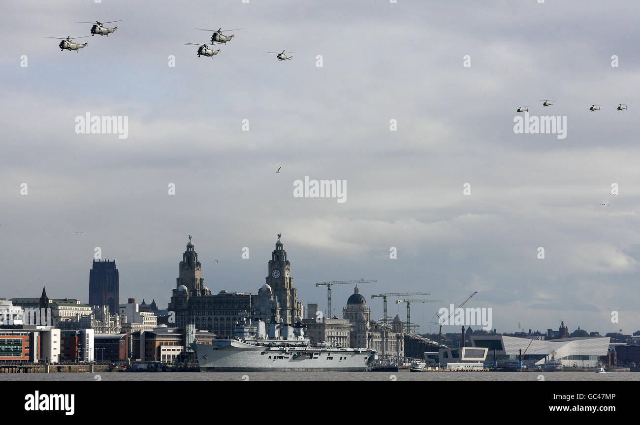 Oltre 40 aeromobili effettuano un sorvolo lungo il fiume Mersey, dove HMS Illustrious è attraccato a Liverpool, Merseyside. Festeggiano i 100 anni dell'aviazione navale. Foto Stock