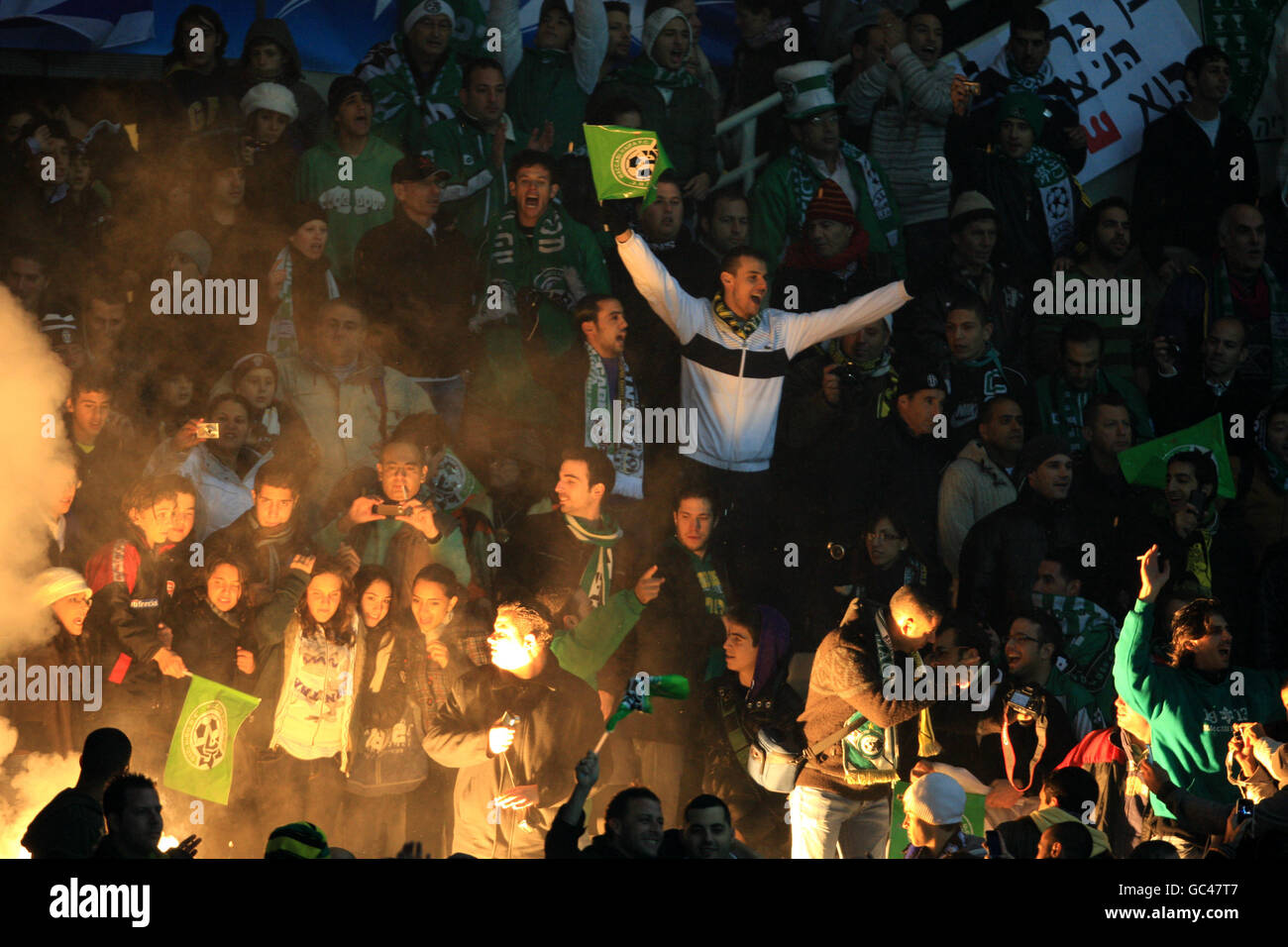 Calcio - UEFA Champions League - Gruppo A - Juventus v Maccabi Haifa - Stadio Olimpico. I fan di Maccabi Haifa hanno messo in campo i flares prima della partita Foto Stock