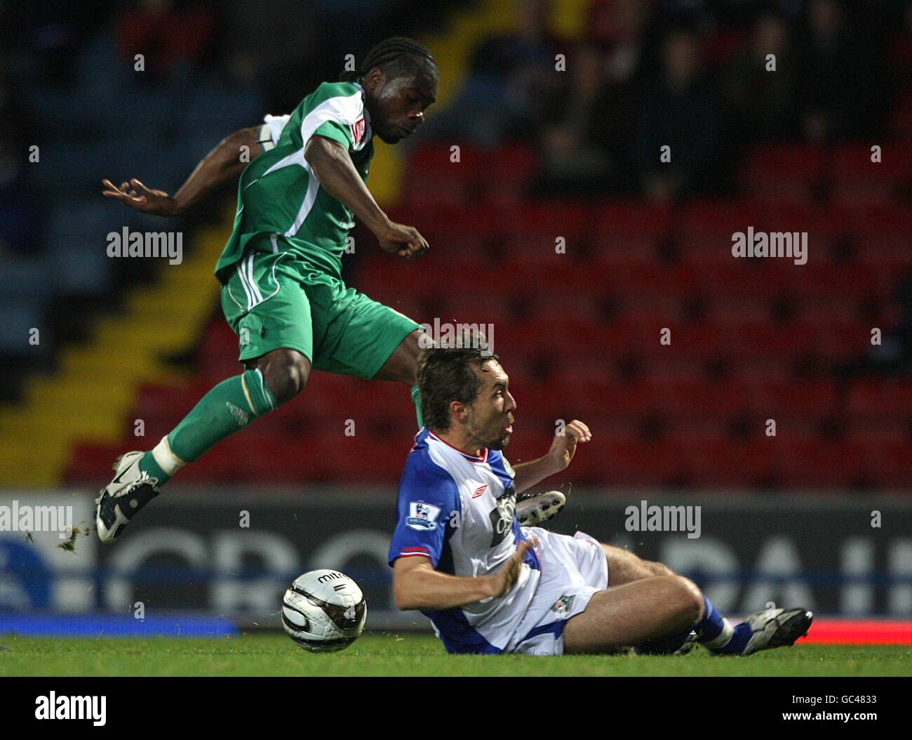 Calcio - Carling Cup - quarto turno - Blackburn Rovers v Peterborough United - Ewood Park. Aaron Mclean (a sinistra) di Peterborough United e Gael Givet di Blackburn Rovers lottano per la palla Foto Stock