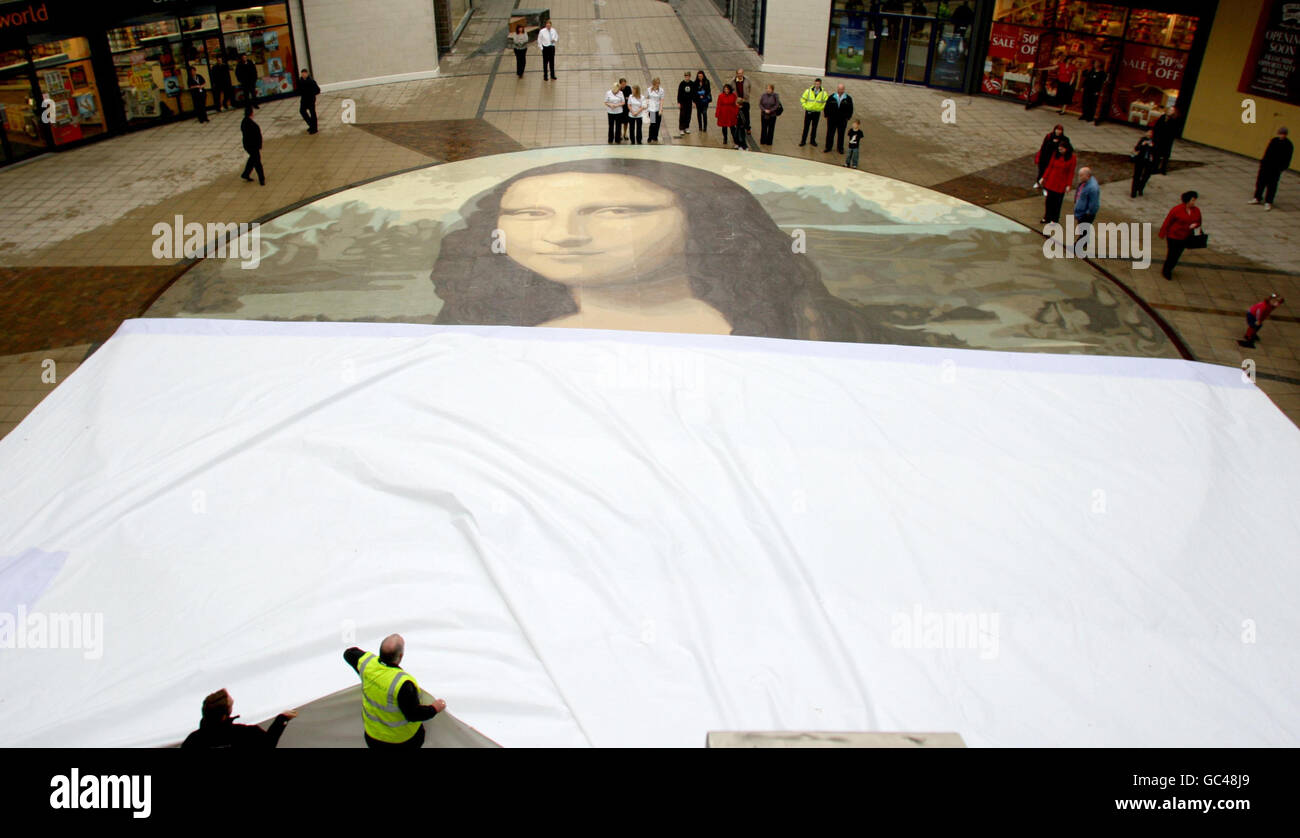 Un tentativo alla copia più grande del mondo della Mona Lisa è svelato al centro commerciale Eagles Meadow di Wrexham. Foto Stock