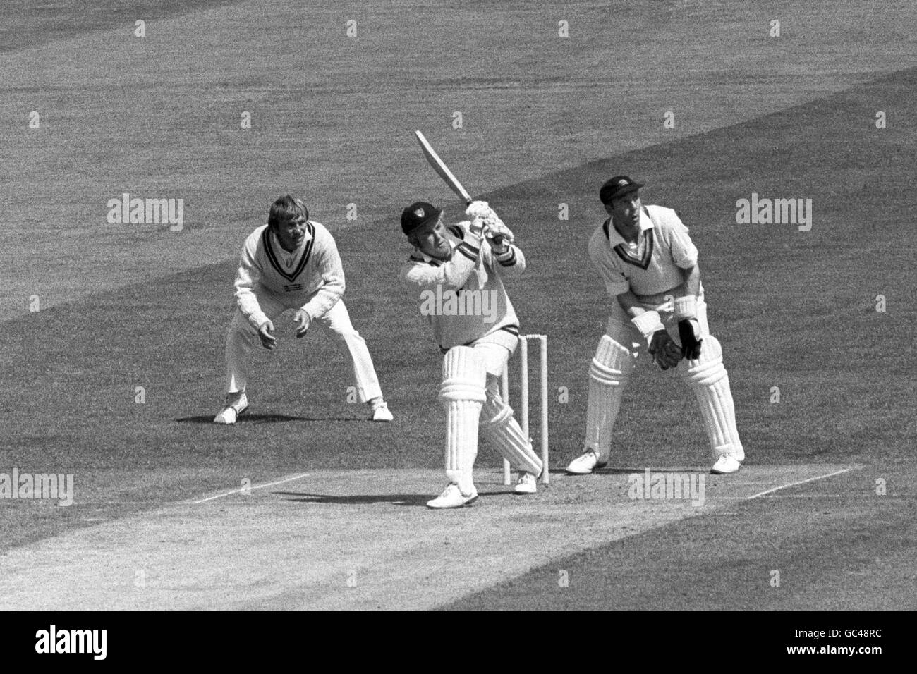 Cricket - secondo Campionato Eleven 1973 - Gloucestershire secondo XI contro Hampshire secondo XI - Ashley giù Ground, Bristol. David Shepherd in azione mentre si fa strada a segnare 103 per Gloucestershire Foto Stock