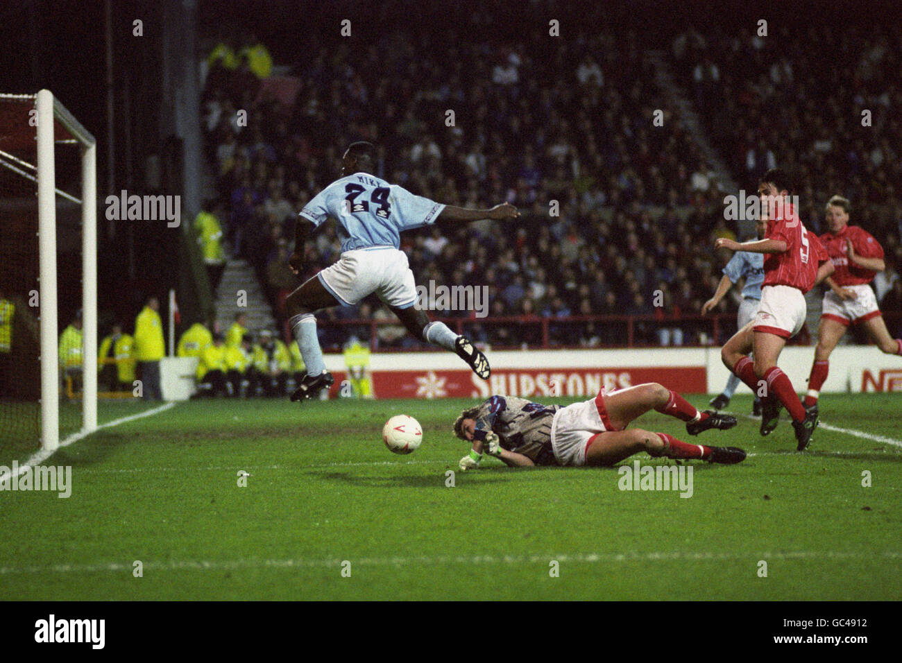 Calcio - Coppa Coca Cola - 4° Turno - Nottingham Forest v Manchester City - Città massa Foto Stock