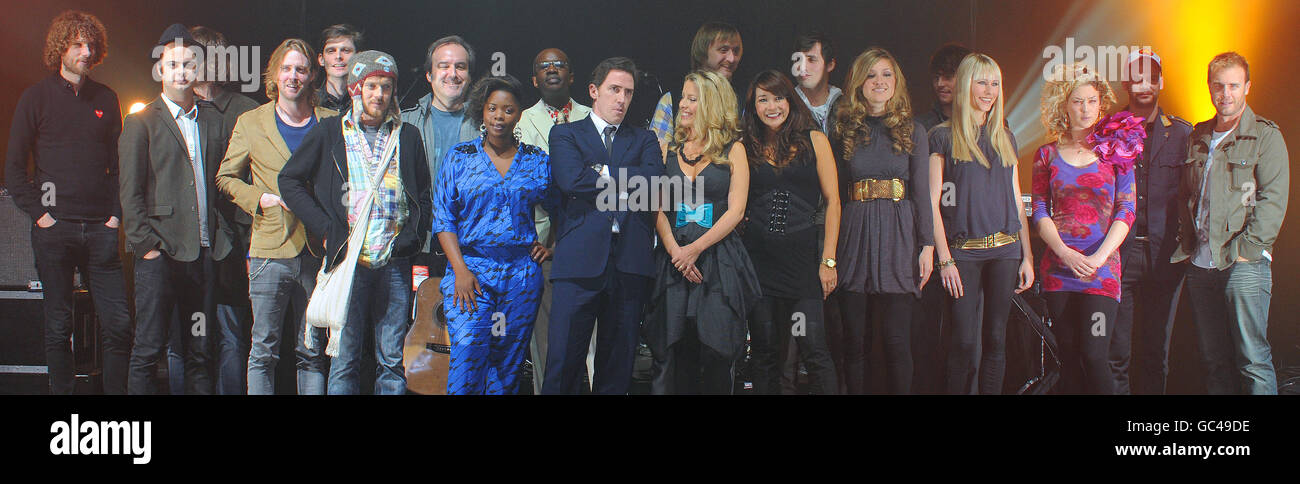 Le celebrità si riuniscono sul palco presso la O2 Brixton Academy prima di partecipare a un concerto di beneficenza in aiuto DELLA CURA di questa sera. I partecipanti sono (da sinistra a destra) Kaiser Chiefs, Damien Rice, David Arnold, Speech Debelle, David McAlmont, Rob Brydon, Bond, The Rumble Strips, Beth Rowley e Gary Barlow. Foto Stock