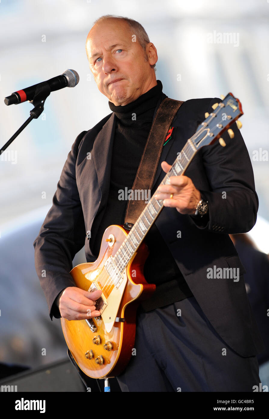 Mark Knopfler esegue una canzone che ha scritto durante un concerto pubblico del Remembrance Day e una lettura di poesie a Trafalgar Square, Londra, ospitata dalla Royal British Legion. Foto Stock