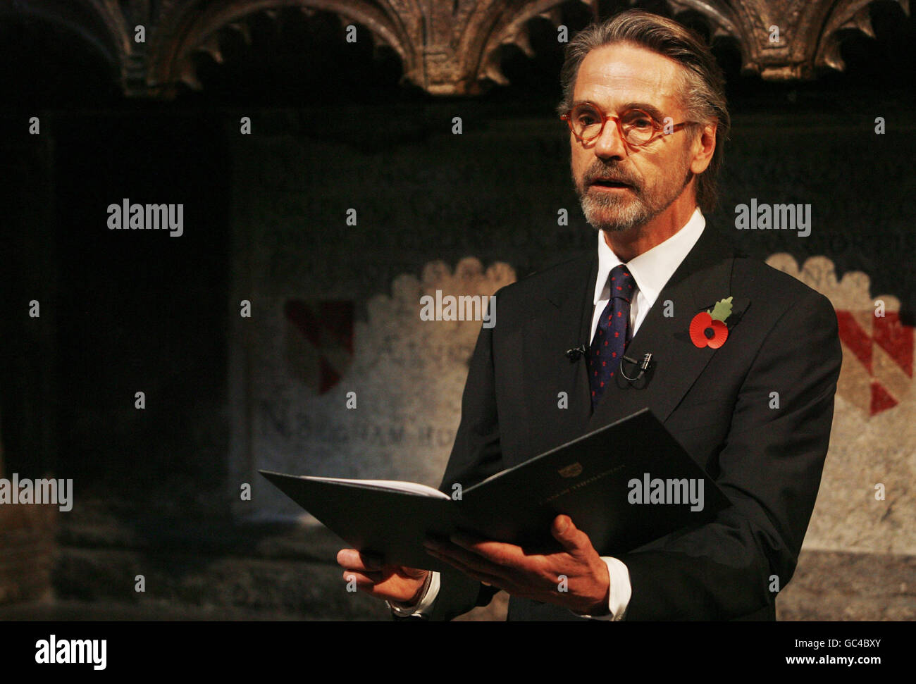 L'attore Jeremy Irons legge 'Last Post', scritto da Carol Ann Duffy, durante un servizio memoriale per celebrare il passaggio della prima generazione della guerra mondiale all'Abbazia di Westminster nel centro di Londra. Foto Stock