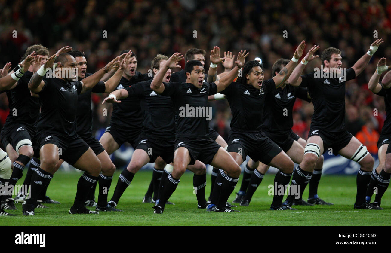 I giocatori neozelandesi eseguono l'Haka prima del calcio d'inizio Foto Stock