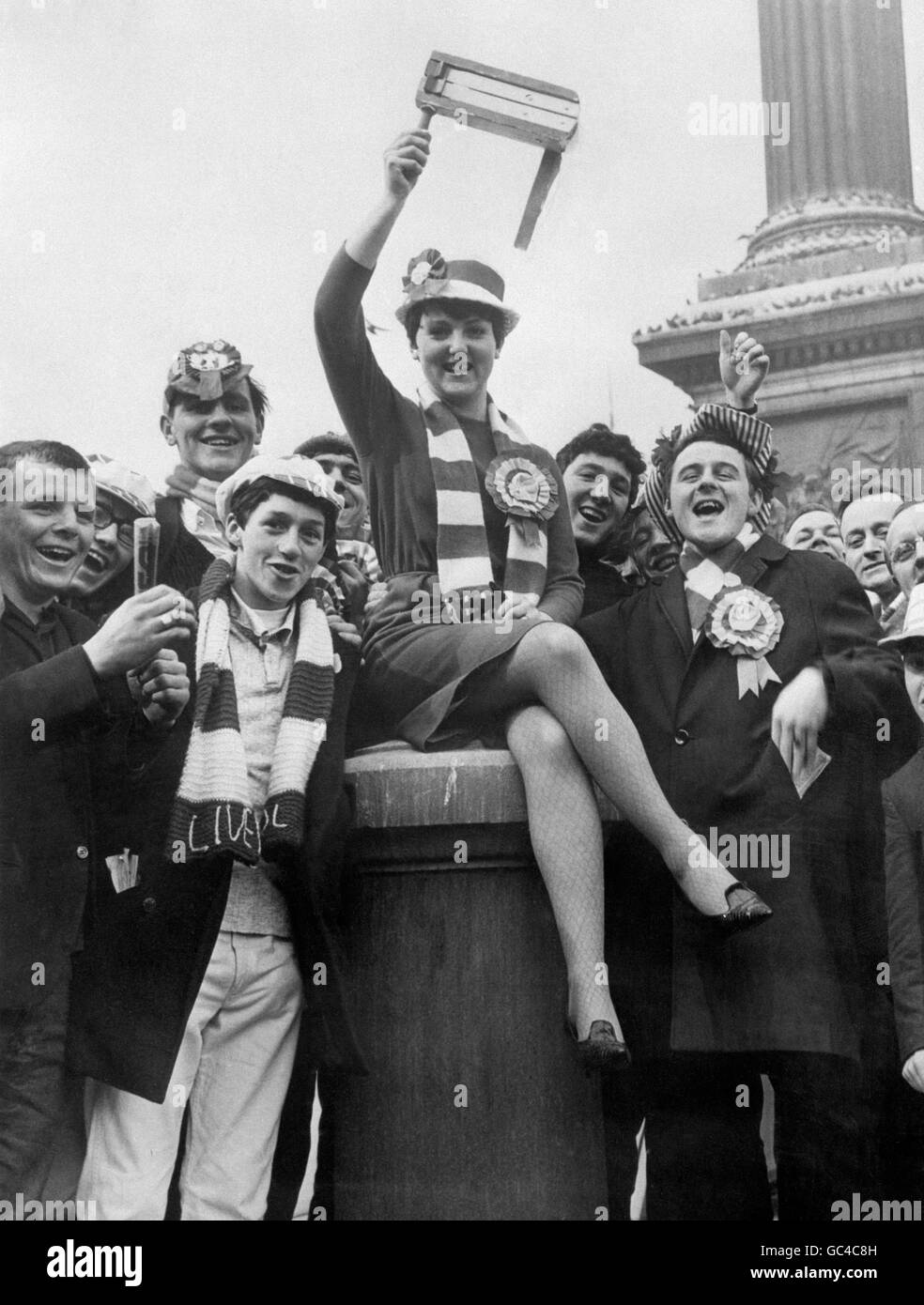 Calcio - finale di fa Cup - Leeds United contro Liverpool. Christine Rice, 18 anni, guida i tifosi di Liverpool nel jubilation pre-Wembley a Trafalgar Square, Londra. Foto Stock