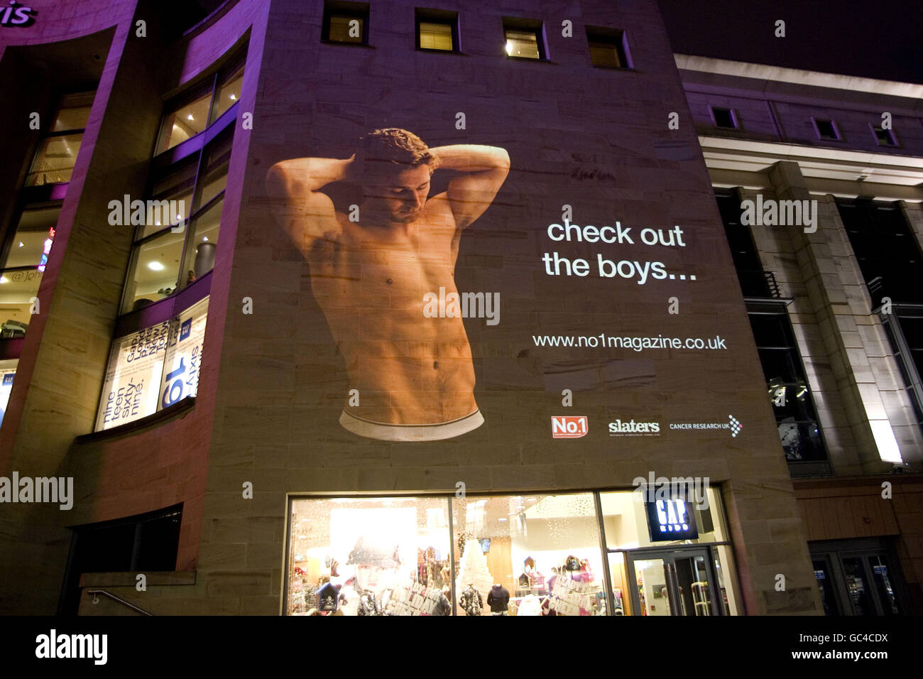 Chris Cusiter, un'immagine del capitano congiunto scozzese Rugby Union, è proiettata sul lato del Buchanan Galleries Mall, Glasgow. Foto Stock