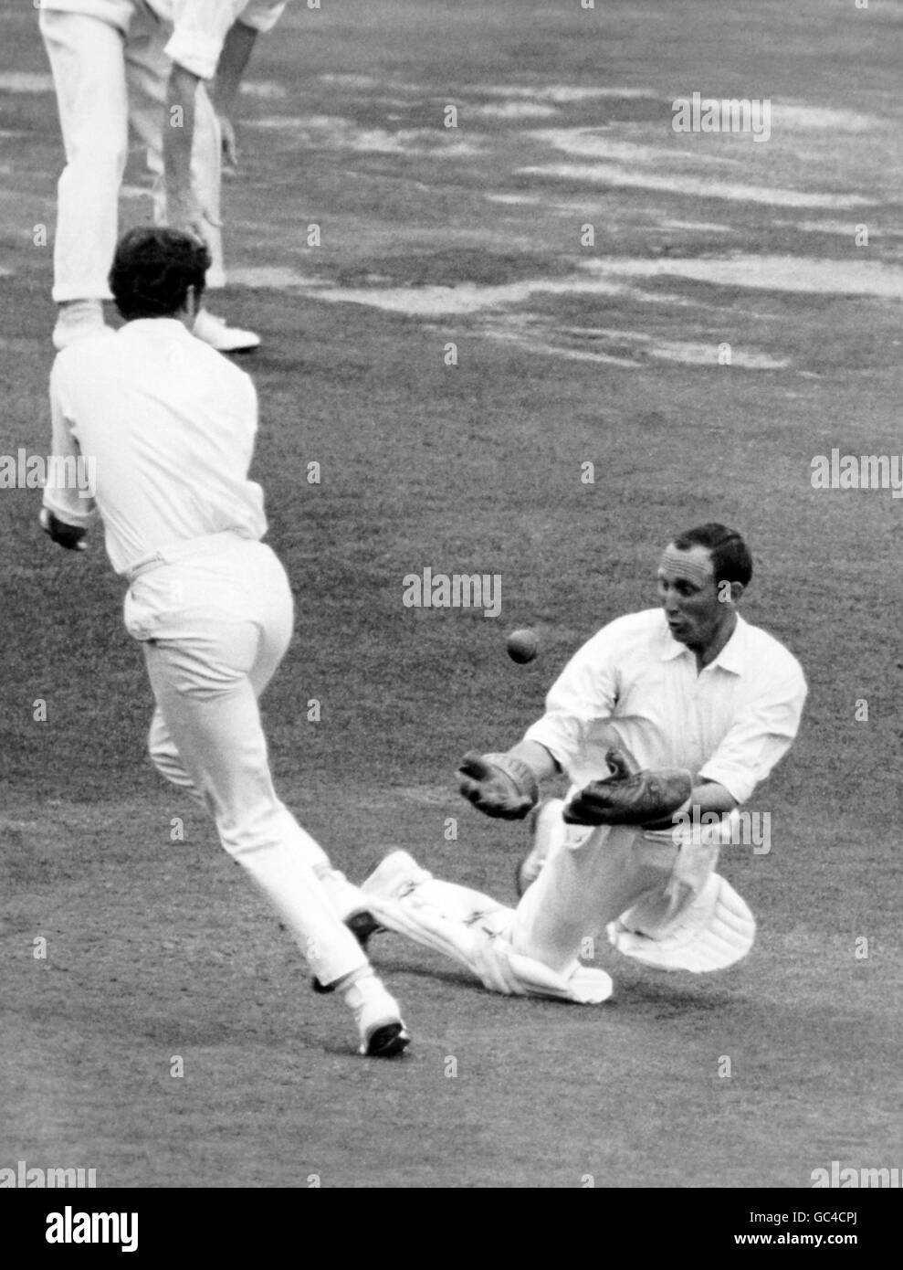 Cricket - County Championship 1969 - Middlesex / Surrey - Lord's. Arnold Long, guardiano del cricket di Surrey, si tuffa per un'immersione Foto Stock