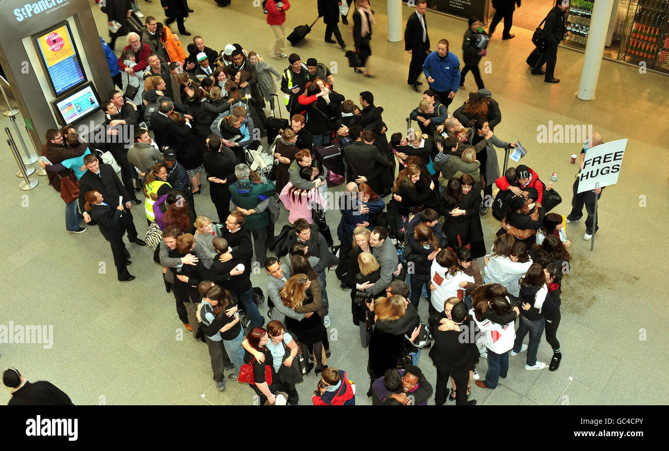 Un gruppo di persone si abbracciano per un minuto, nel tentativo di rompere un record Guinness World alla stazione ferroviaria di St Pancras nel centro di Londra. Foto Stock