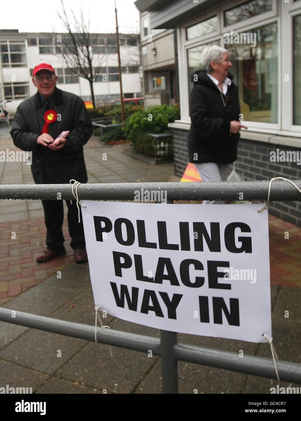 Una donna arriva per esprimere il suo voto nella Glasgow North East by-election, presso un seggio di Carron Crescent, a Springburn, Glasgow. Foto Stock