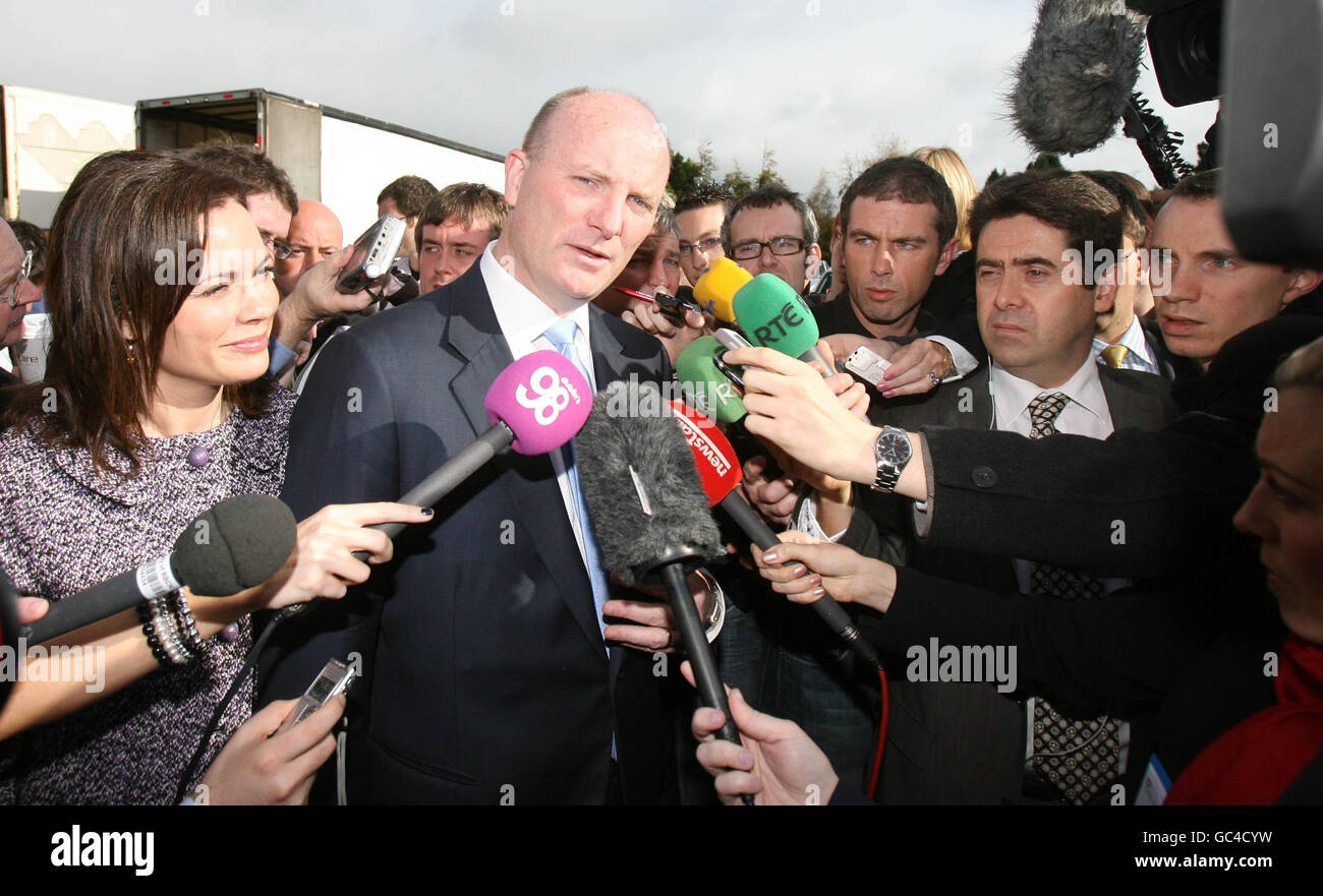 Il leader della Libertas Declan Ganley arriva come inizia il conteggio nel referendum del trattato di Lisbona al RDS Election Count Centre, a Dublino. Foto Stock