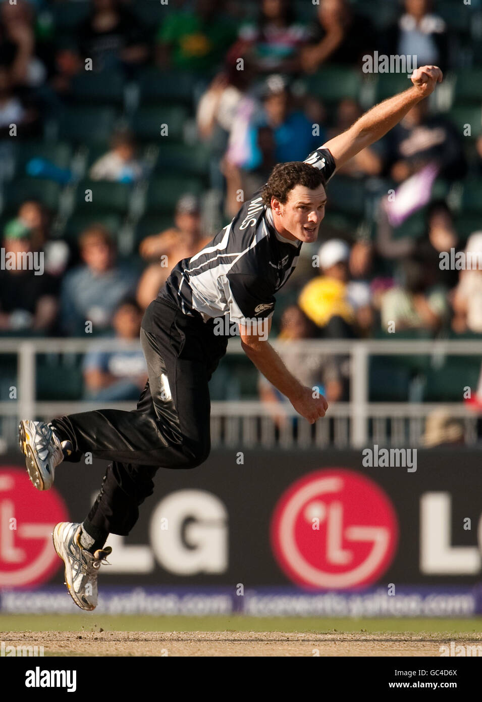 Il Kyle Mills della Nuova Zelanda si ciotola durante l'ICC Champions semi Final match al New Wanderers Stadium di Johannesburg. Foto Stock